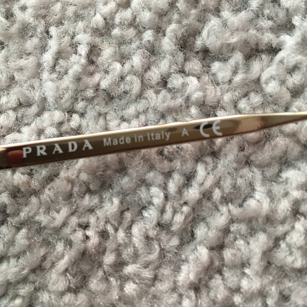 Prada - Picture 2 of 4